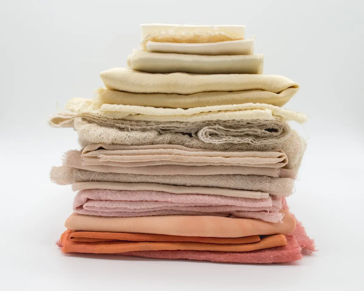 Gefaltete Naturstoffe im Atelier von FrostsatinWorkroom