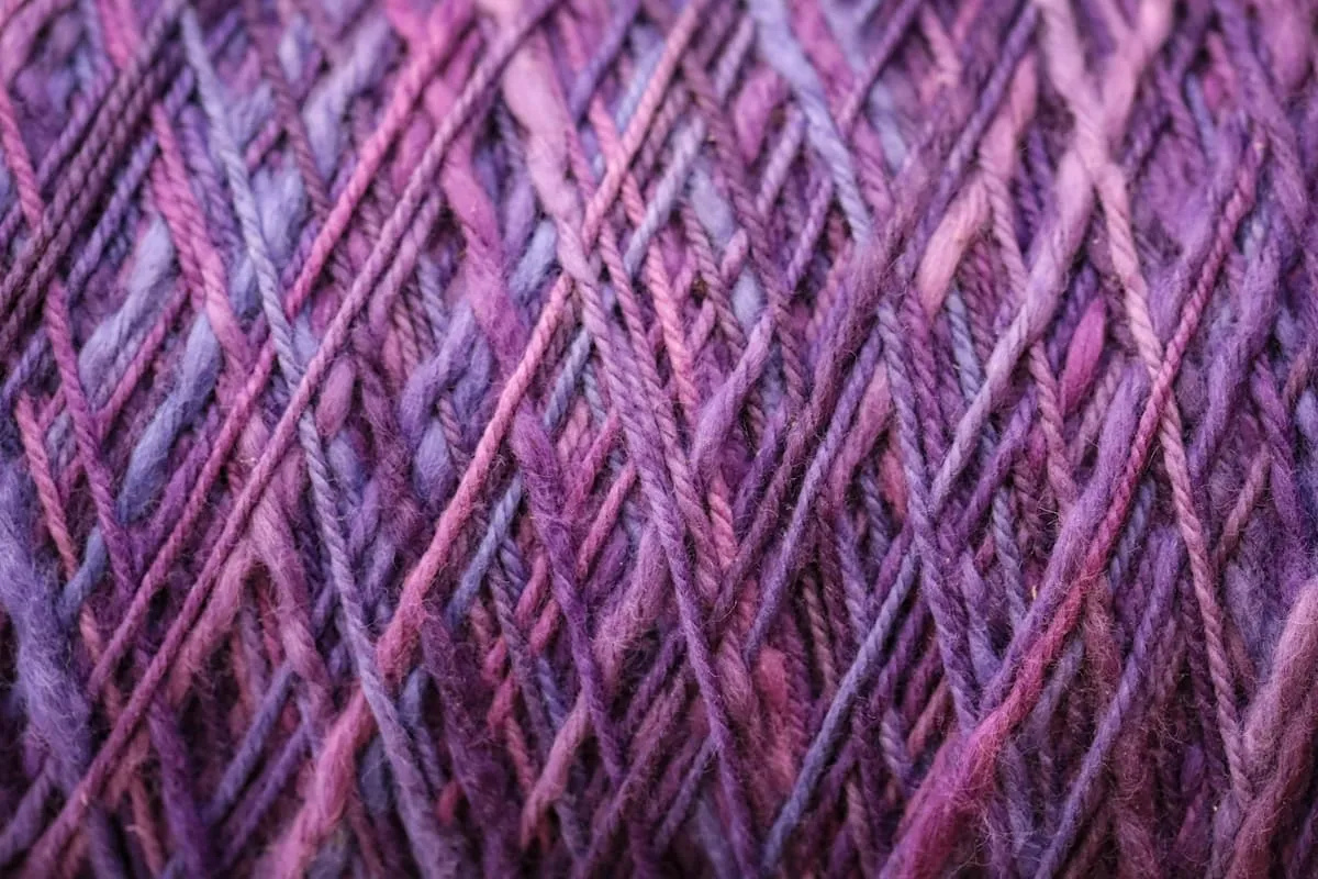 Detailaufnahme eines violetten Textilgarns